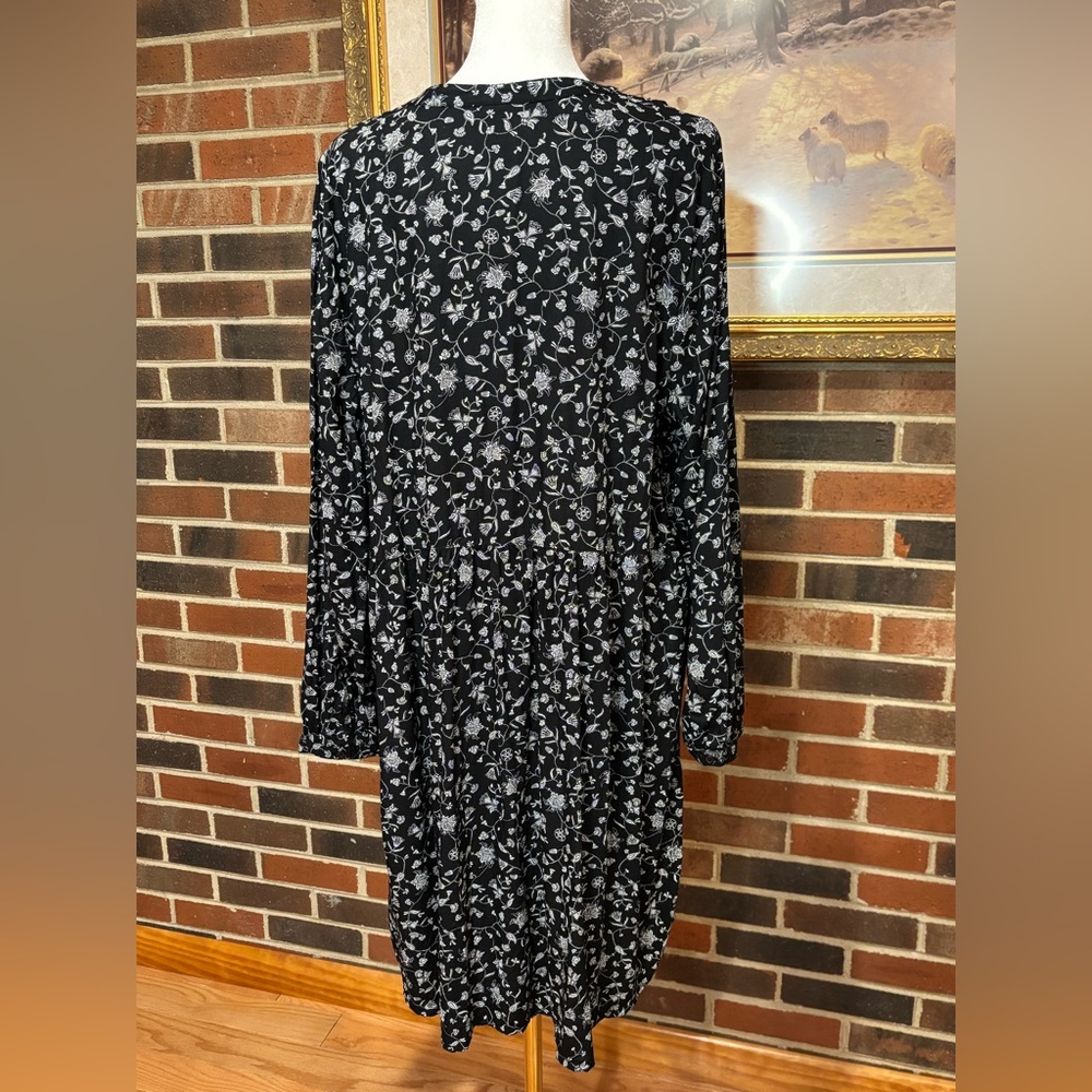 Old Navy Black and White V-Neck Long Sleeve Dress - Picture 4 of 13